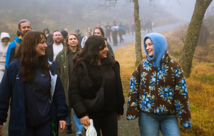 Sigrid with fans in the DHL FAST-TRACK documentary.