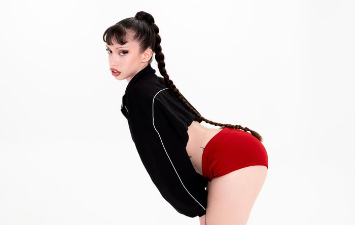 Six Sex photographed in a black jacket and red shorts, photo by Catalina Jacobo
