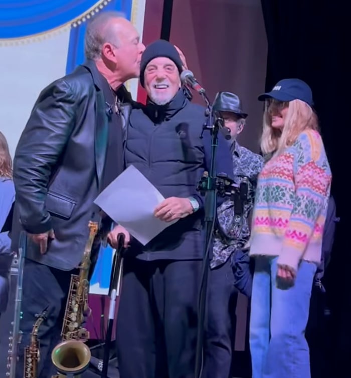 Tony Monaco plants a kiss on Billy Joel