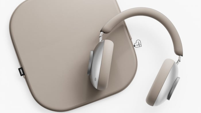 The tactile rotary wheel control on the earcup offers a unique and intuitive user experience