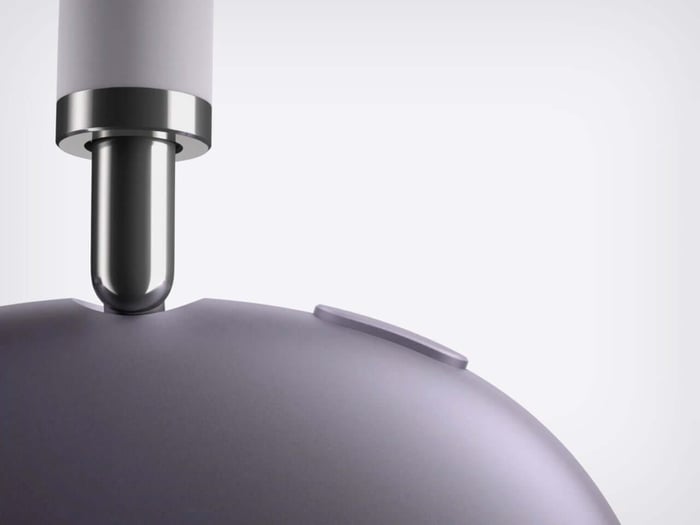 Side view of AirPods Max 2 with the silicone Smart Case