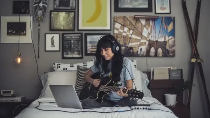 AKG K72