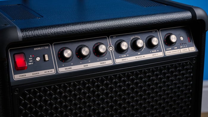 Classic Marshall amp-style controls with premium tactile feedback