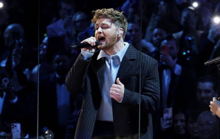 Alex Warren performing live