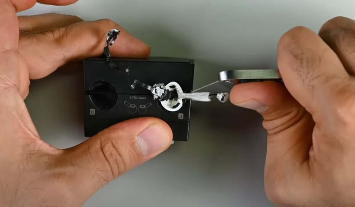 Apple AirPods Pro 3: Repair Challenges and Flaws