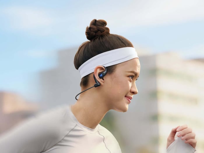 Carrying case and dongle for the ROG Cetra Open Wireless earbuds