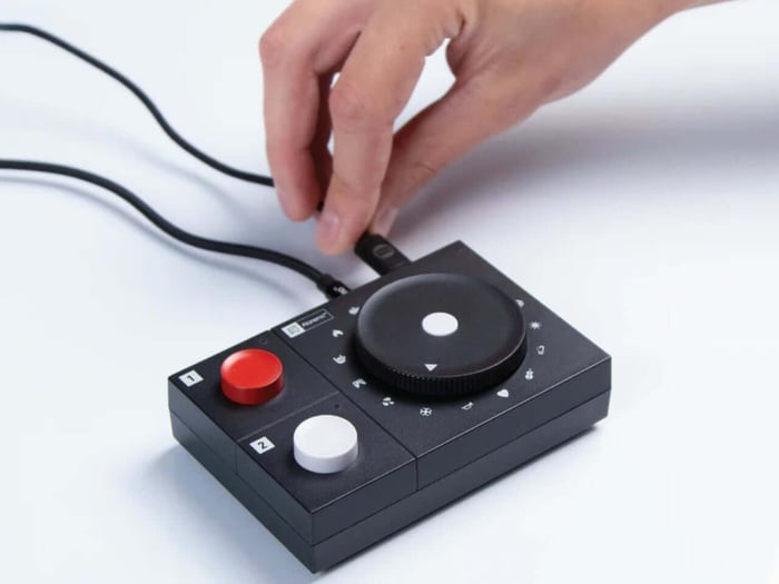 Close-up on the dial and buttons