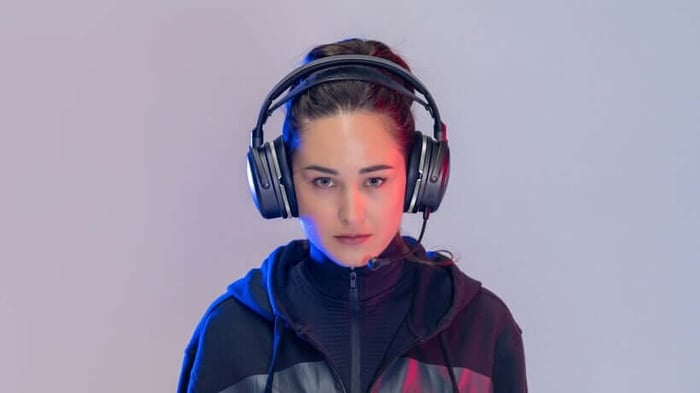 Audeze Maxwell 2 ANC lifestyle
