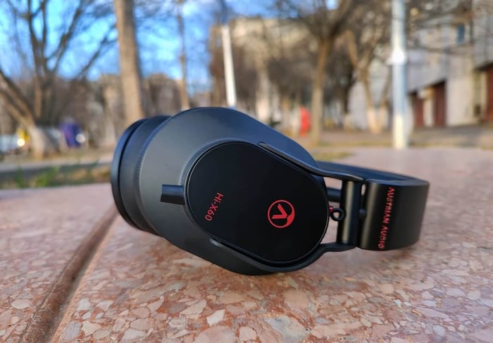 HI-X60 Noise Isolation and Build Features