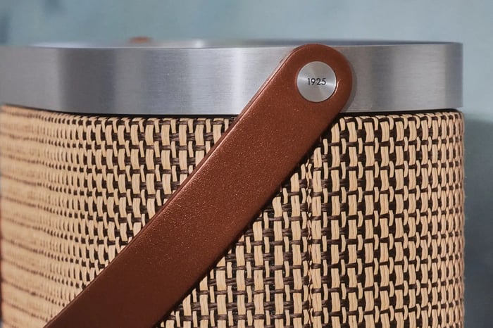 The new Beosound A5 radiates vintage charm with a woven paper rafia grille and iconic leather strap.