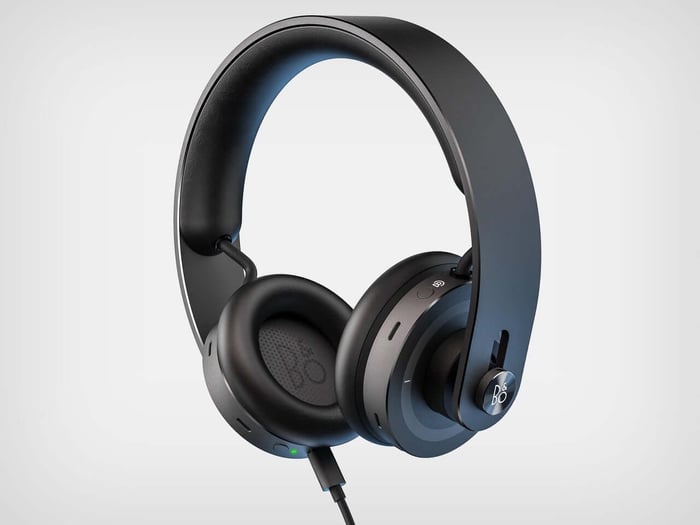 Close-up of the headphone’s band and cylindrical drivers