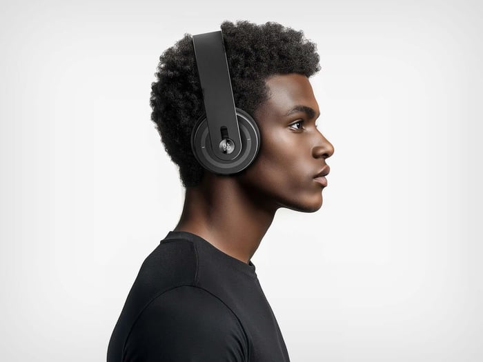 Side angle showing the headphone’s smooth continuous band