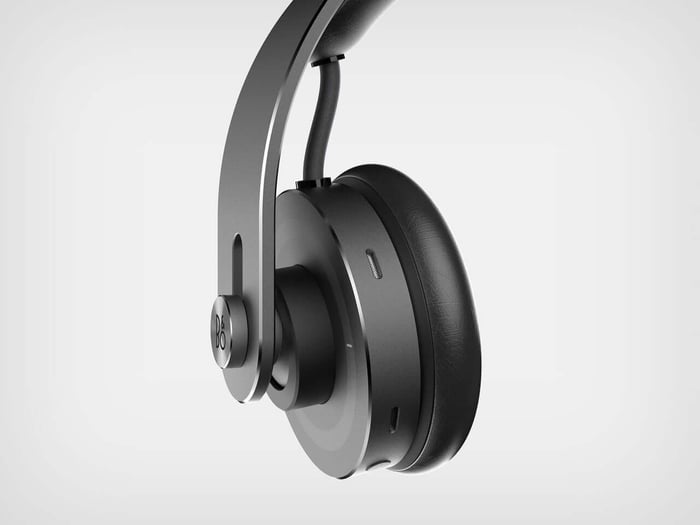 Side view emphasizing the lamp-like silhouette of the base and headphone