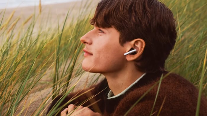 The Grace earbuds’ textured pearl aluminum case shines with a premium feel.