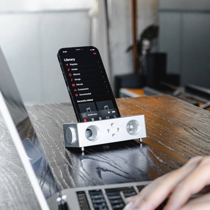 Battery-free Amplifying iSpeaker in a minimalist setting