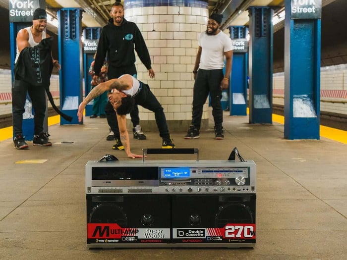 Detailed view of the BB-777’s classic yet modern control panel.