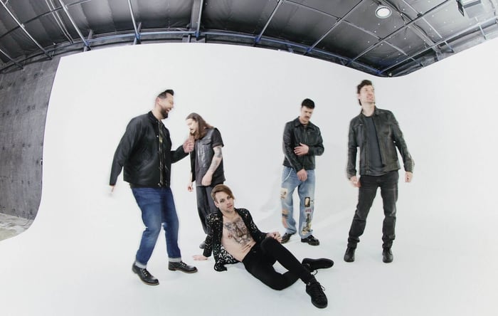 Caleb Shomo performing with Beartooth