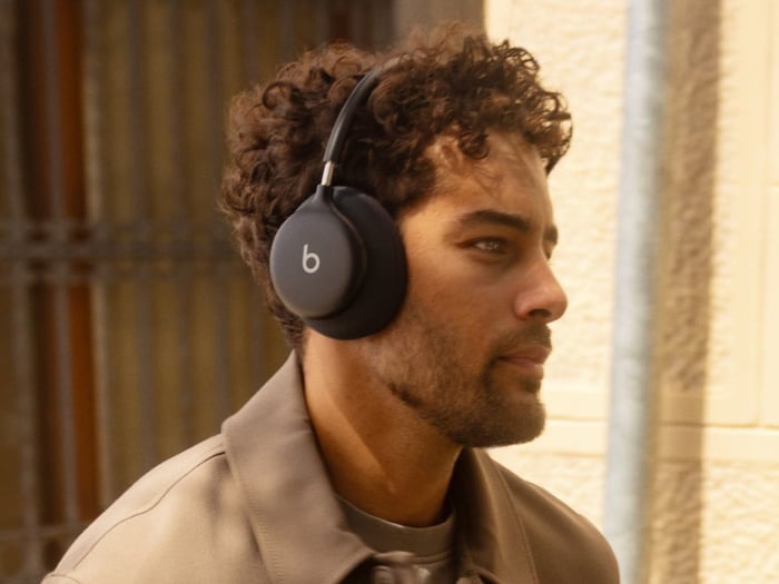 Beats 360 headphones with a focus on battery-friendly wireless use