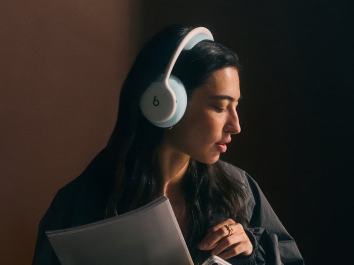 Beats 360 headphones shown as a connected wireless audio device
