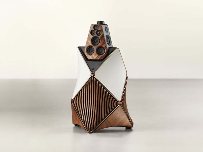 Rosewood lamellas flow elegantly around the aluminum frame of the Monarch Edition