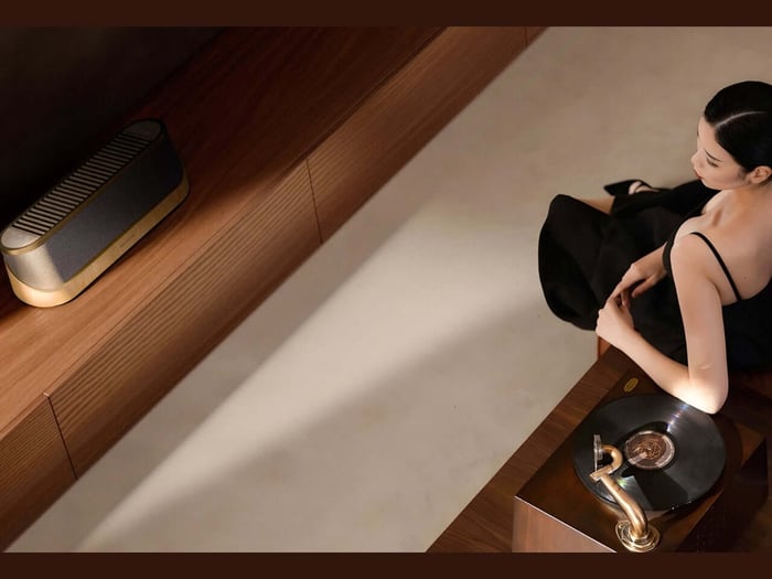 BeoLens Horizon blending into a stylish living space