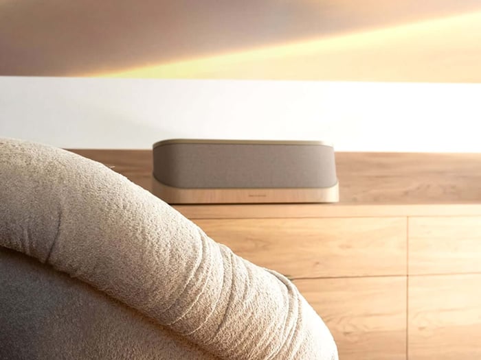 Horizontal BeoLens Horizon unit blending ash wood and metal