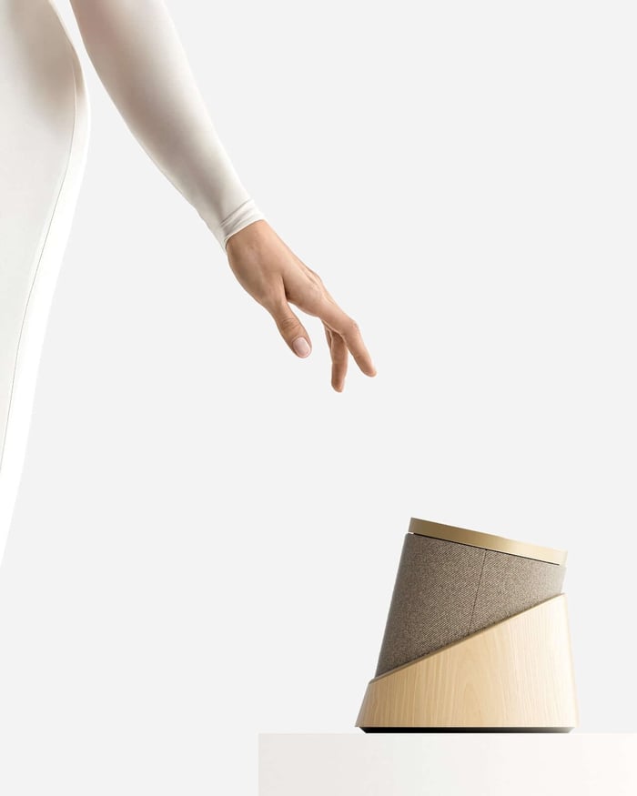 BeoLens Horizon projecting an image; blending technology with aesthetic