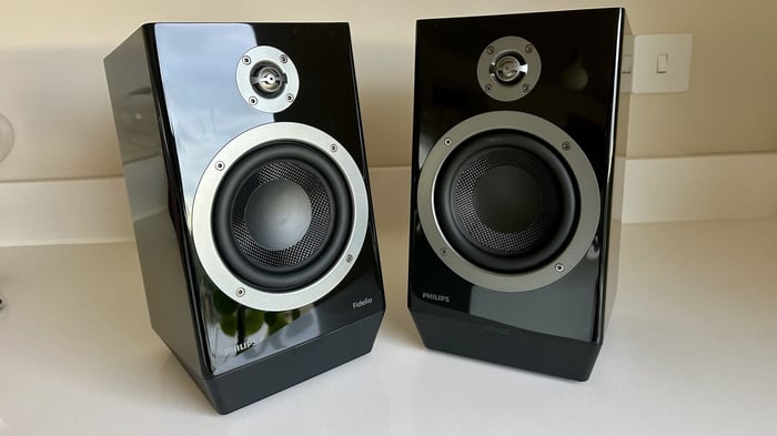 Set-up for testing the Philips Fidelio FA3 with a variety of sources