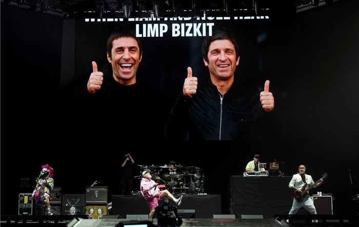 Limp Bizkit with Gallagher brothers backdrop