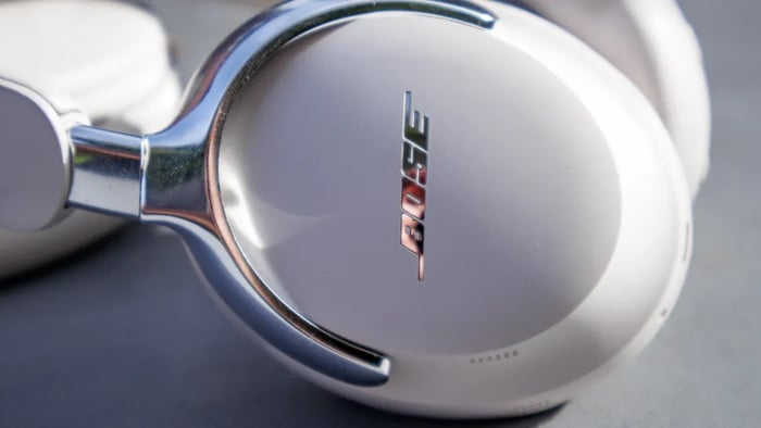 The new Bose QuietComfort Ultra 2 Gen keeps the classic look—sleek metallic hinges and pearl-like plastic cups.