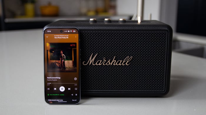 Marshall Kilburn III side angle | Featuring 360-degree sound