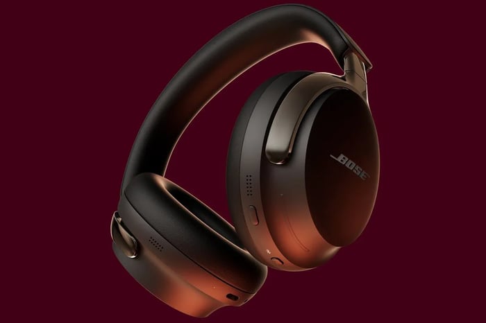 Bose QuietComfort Ultra headphones in Black and White Smoke colors