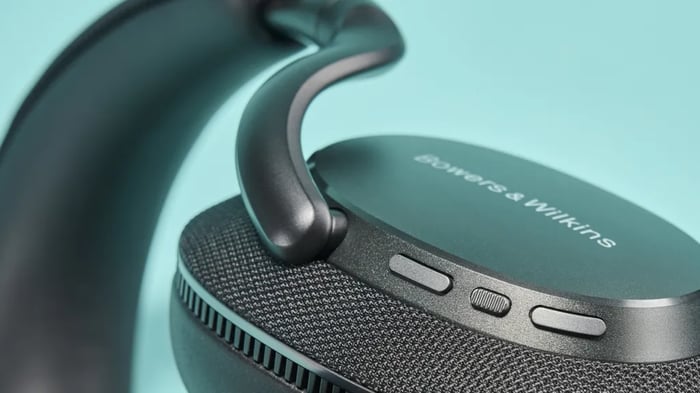 Bowers & Wilkins PX7 S3 controls