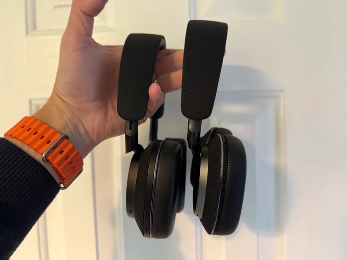 Bowers & Wilkins PX7 S3 — compact and comfortable design