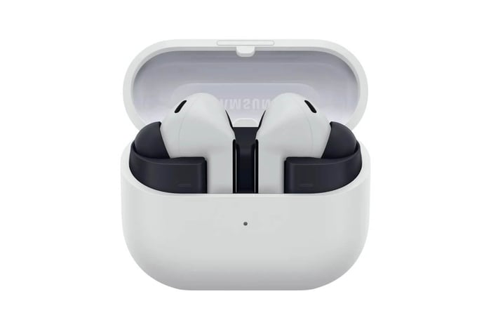 Galaxy Buds 3 FE in light gray with charging case open