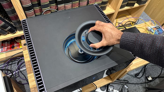 Rotel Michi Q5 front panel and user interface