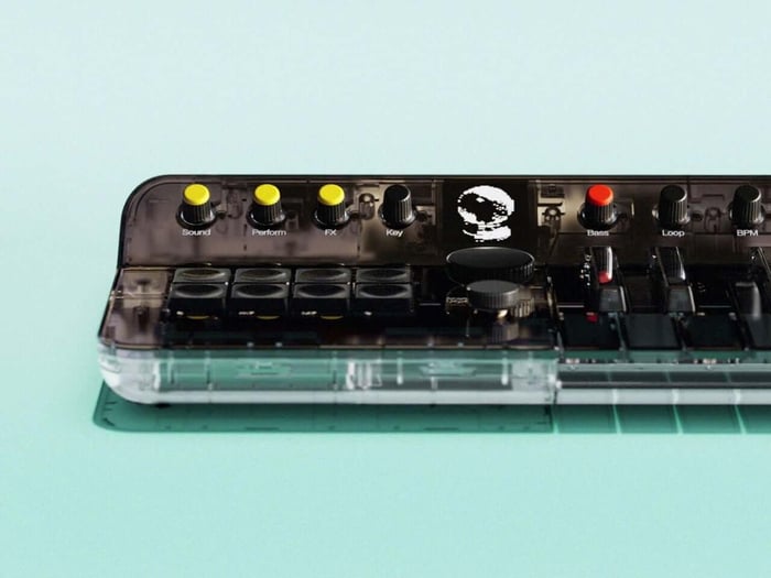 Side angle of the Clear Orchid Arctic synth featuring the teal base and transparent top