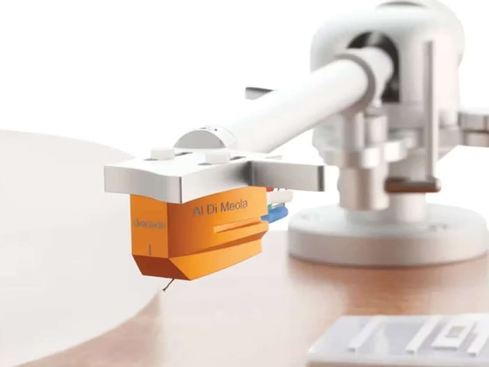 Equipped with Clearaudio’s Profiler tonearm and Celebrity moving-magnet cartridge for optimized sound.