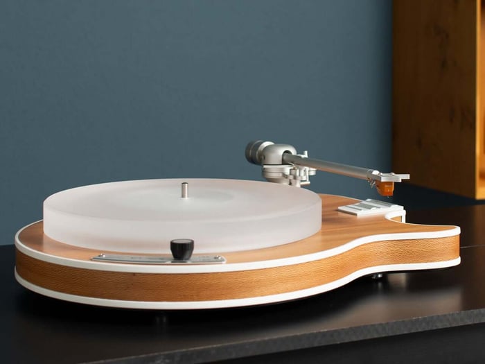 Turntable shaped like an electric guitar, a nod to Al Di Meola’s musical legacy.