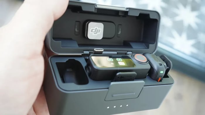 Charging case with magnets and windshield accessories for the Mic 3