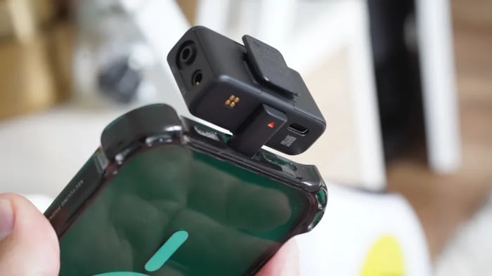 Easy-to-navigate touch interface on the receiver’s OLED screen