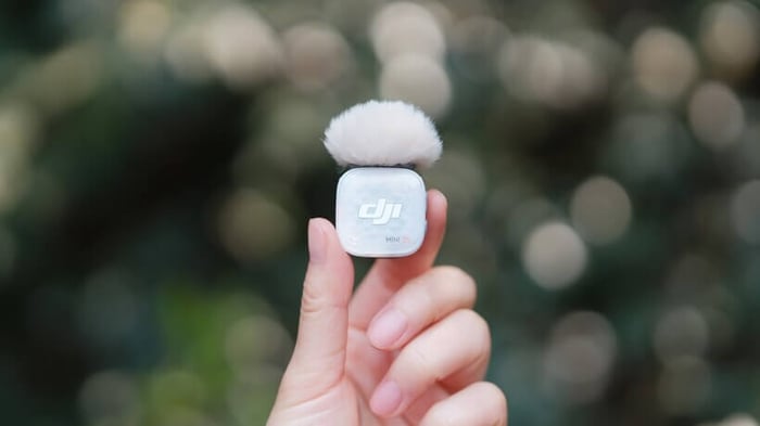 DJI Mic Mini 2S in hand