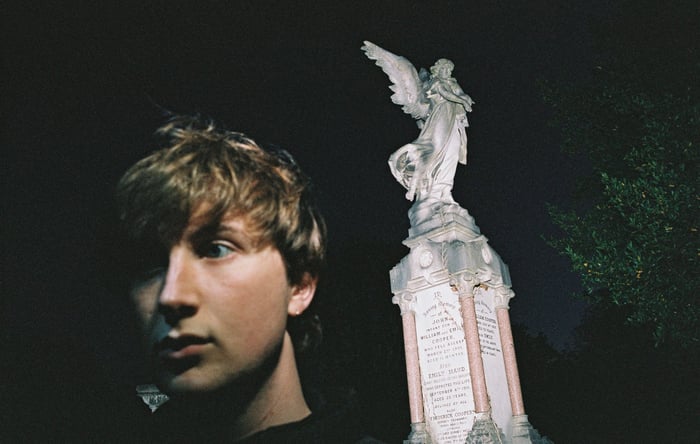 Dove Ellis performing live