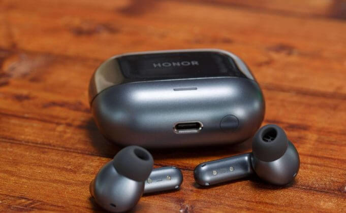 Elegant matte and glossy finish on Honor Earbuds 4 and their charging case.