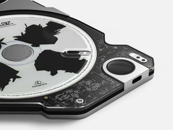 Side view highlighting the player’s sleek profile