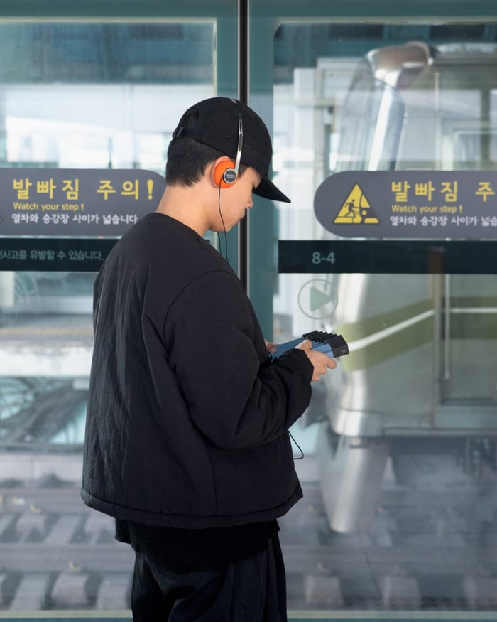 Everglow’s display showing AI-generated waveform