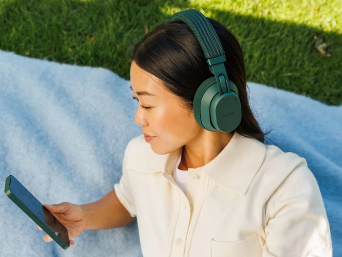 Fairbuds XL Gen 2 forest green angle