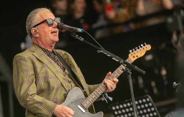 Squeeze’s Glenn Tilbrook Opens Up About Childhood Abuse: Reflecting on a Troubled Past