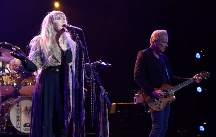 Stevie Nicks Sends Warm Birthday Wishes to Lindsey Buckingham: “Love’s ya!”
