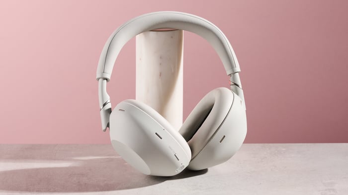 Best Travel Headphones 2025: Perfect Picks for Long Journeys